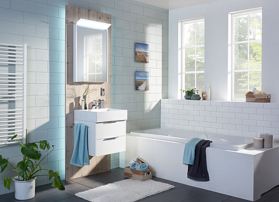Schmales Badezimmer in weiß und fichtefarben