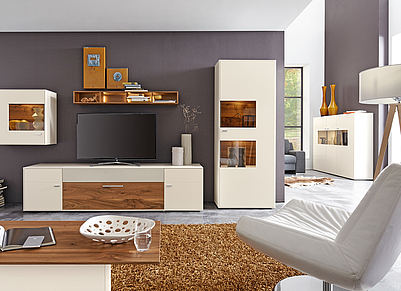 Modernes Wohnzimmer mit Akzenten aus Astnussbaumholz