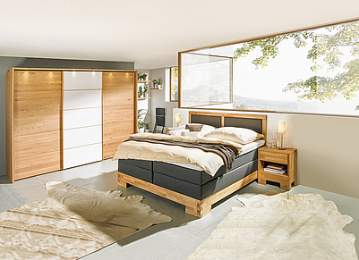 Ausdruckstarkes Schlafzimmer aus Massivholz in braun und Eichefarben