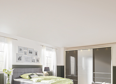 Modernes Schlafzimmer in hellgrau und weiß