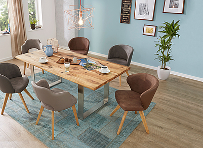 Ausdruckstarkes Esszimmer mit massivem Eichenholz-Tisch und verschiedenen Stühlen