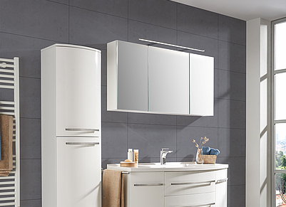 Individuelles Badezimmer in weiß