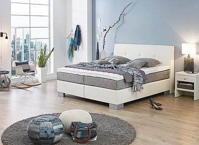 Modernes Boxspringbett in grau und weiß