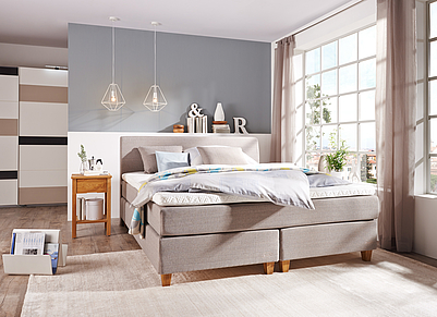 Großzügiges Boxspringbett in textil beige