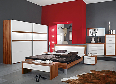 Kontrastreiches Schlafzimmer in weiß und nussbaumfarben