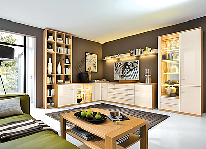 Individuelles Wohnzimmer in weiß, sandfarben und eichefarben