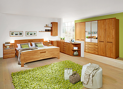 Geräumiges Schlafzimmer aus teilmassivem Holz in erlefarben