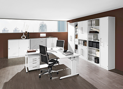 Geräumiges Arbeitszimmer in weiß und schwarz