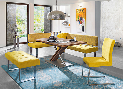 Faszinierendes Esszimmer mit Kernnussbaumholz-Tisch und gelber Sitzgarnitur