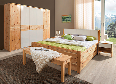 Gemütliches Schlafzimmer aus massiven Zirbenholz
