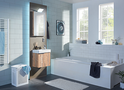 Schmales Badezimmer in graubraun, weiß und silberfichtefarben