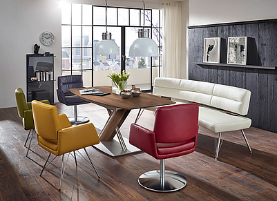 Exklusives Esszimmer mit furniertem Nussbaumholz-Tisch und verschiedenfärbiger Leder-Sitzgarnitur